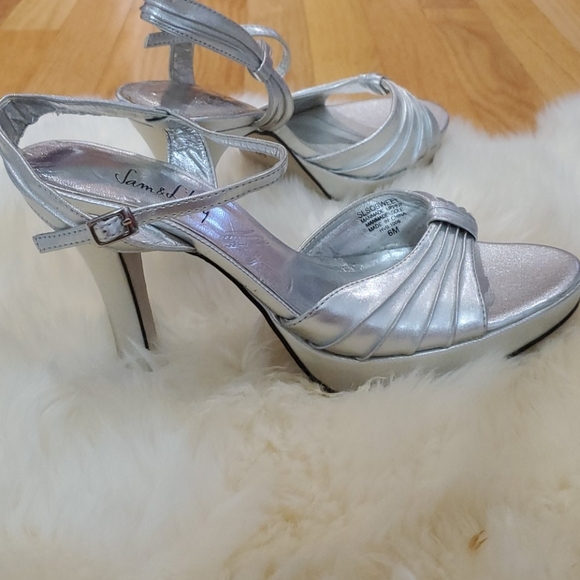 Silver Heels - Picture 2 of 4